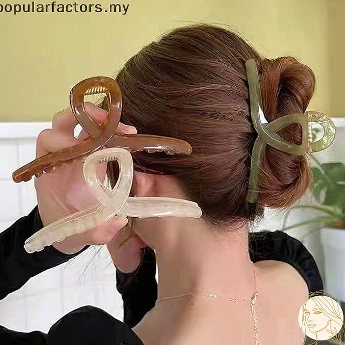 30 Hairclips Hairstyles Short Hair Ideas You Need to Try Right Now 17 Oversized Claw Half-Up
