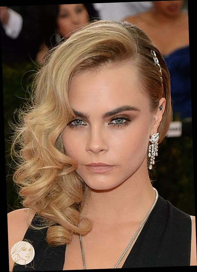 30 Hairclips Hairstyles Short Hair Ideas You Need to Try Right Now 6 Side-Swept Snap Clips