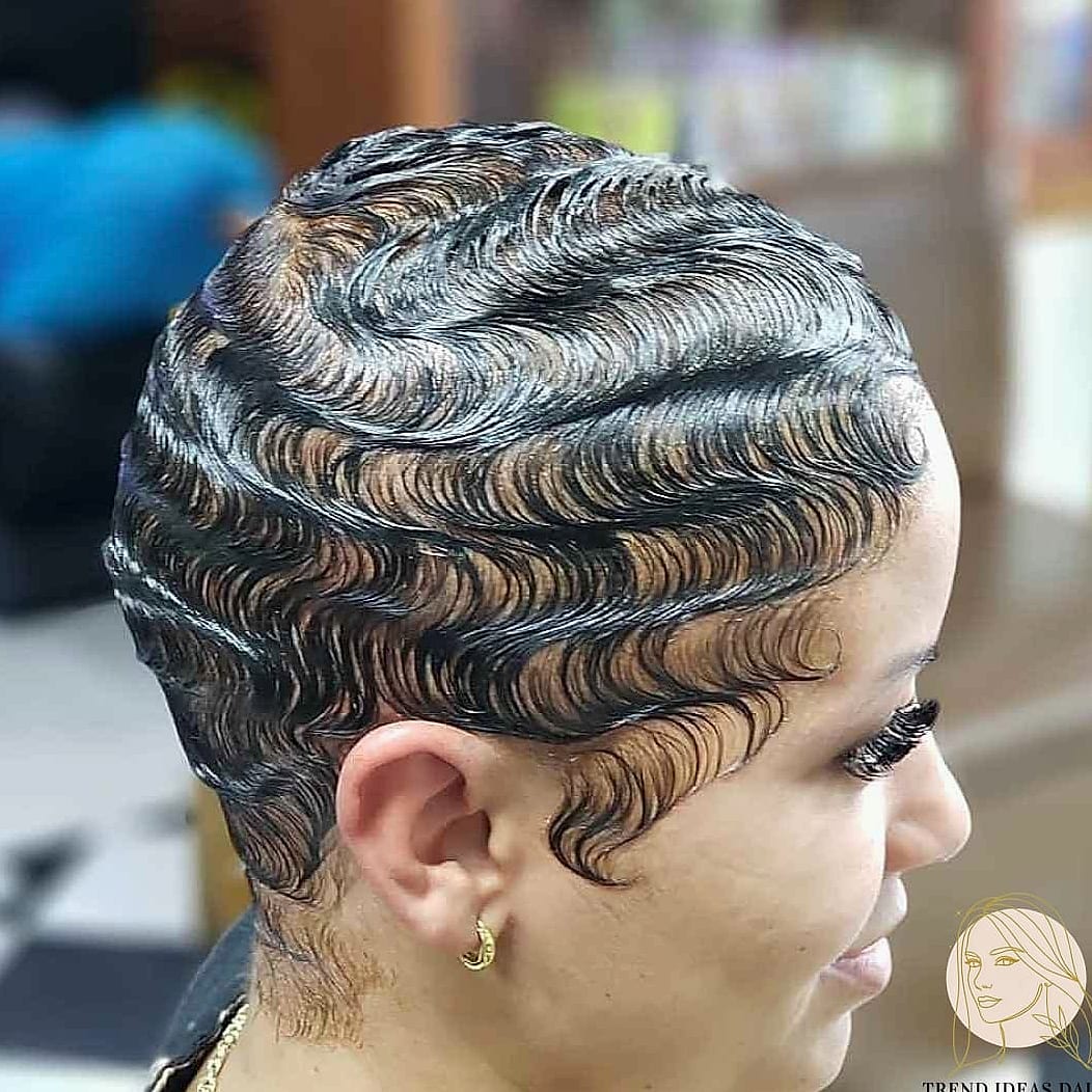 30 Quick And Easy Hairstyles For Short Hair That Are Actually Easy to DIY 7 Wet-Look Finger Waves
